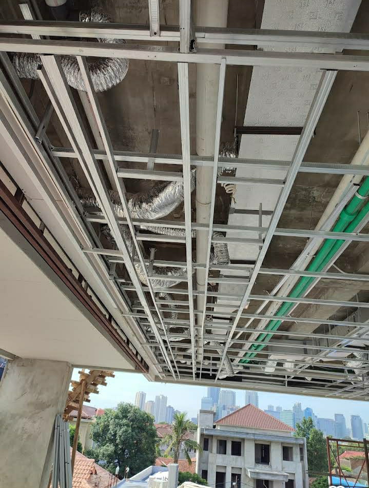 Pemasangan pipa AC melalui plafon